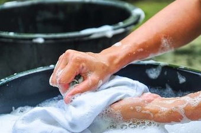 7 Tips Mencuci Baju Saat Musim Hujan Agar Tidak Bau Apek
